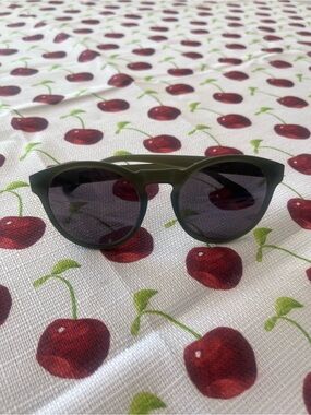 Women’s Round Sunglasses in Olive Green - Classic Summer Style